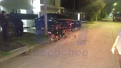 Una moto chocó contra una camioneta estacionada
