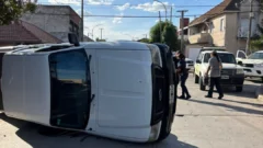 Un vehículo volcó en 79 y 22 y afortunadamente solo hubo daños materiales