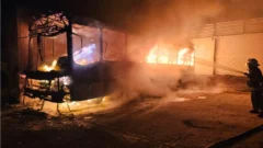 Bomberos sofocaron un incendio que destruyó un colectivo en Batán