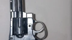 Frustran robo a un remisero y secuestran un arma de guerra en plena fuga