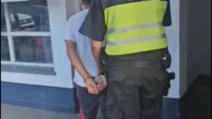 Robó un carro de playa, intentó escapar y fue reducido por un trabajador