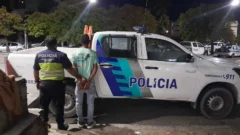 Violó una restricción judicial, estaba escondido en el baño y fue detenido