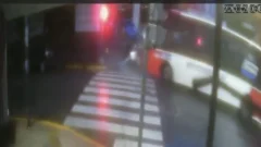 Video: un patrullero se incrustó en una pizzería tras un violento choque con un colectivo