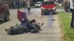 Un motociclista herido tras impactar su moto con un auto