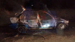 Bomberos sofocaron el incendio de un auto en el barrio Aguas Corrientes