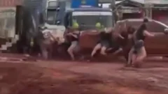 Video: perdió el control de su camioneta durante una exhibición y atropelló a espectadores
