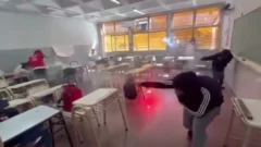 Video: alumnos prendieron bengalas dentro de un aula