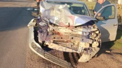 Choque entre una camioneta y un auto frente a la estación de servicio en la ruta 228