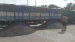 Un camión chocó contra un acoplado estacionado y volcó su carga de cereal