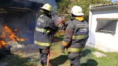 Dramático incendio en 56 y 51: pérdidas totales en un galpón, pero sin víctimas