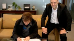 Javier Milei y Manuel Adorni se reúnen este viernes