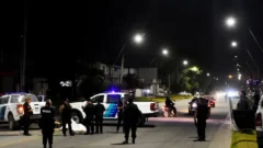 Choque fatal: un motociclista murió al impactar contra un patrullero que cortaba la calle