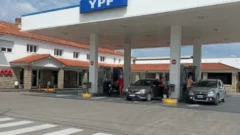 YPF confirmó un aumento del 1% en los combustibles y alargó el congelamiento por 45 días más