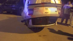 Vuelco en calle 57: chocó contra un auto estacionado y fue trasladado al hospital