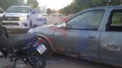 Colisión entre un auto y una moto en avenida 91 entre 34 y 36
