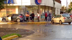 Colisión en 59 y 30: fuerte impacto y un vehículo sobre la vereda
