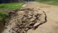 Se desmoronó parte de la calle 566 y piden circular con precaución