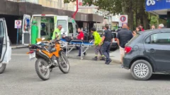 Una persona herida en un fuerte choque en el centro