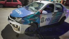 Choque entre un patrullero y un auto particular en la Avenida 58