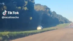 Captan a un auto circulando por la barranca de la avenida 10