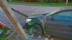 Un auto perdió el control e impactó de lleno contra una columna