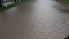 Alerta por anegamientos: complicado tránsito en la Av. 58