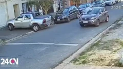 Impactante video: una mujer arriesgó su vida colgándose de su vehículo para impedir un asalto