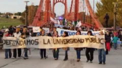 La comunidad educativa se movilizó en defensa de la universidad y la ciencia