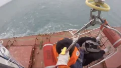 VIDEO: Prefectura aeroevacuó de urgencia a un tripulante etíope frente a las costas de Quequén
