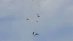Video impactante: así fue el choque en el aire de dos aviones militares durante un festival