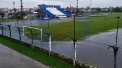 El campo de juego de la cancha de Rivadavia cubierto por agua