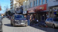 Quiso esquivar un control de tránsito y terminó chocando contra un auto