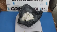 Abordaron a una persona al bajar del remis y le robaron las pertenencias