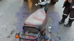 Choque múltiple en pleno centro: una moto y dos autos involucrados
