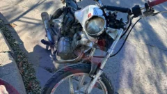 Choque entre un auto y una moto en el centro: un herido trasladado al hospital