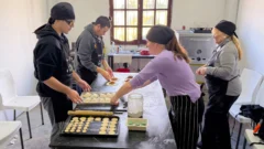 Gastronomía inclusiva: “Todos al Agua” fabrica panificados y convoca a comercios