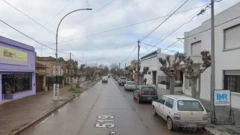 Una motociclista cayó tras esquivar un perro y debió ser asistida por los Bomberos