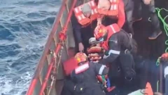 [VIDEO] Impresionante rescate en alta mar: Prefectura aeroevacuó de urgencia a un marinero herido