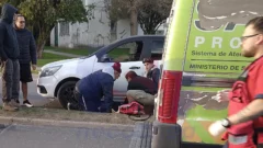 Accidente en avenida 75 y 36: una ciclista fue rescatada de debajo de un automóvil