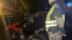 Circulaban en una moto robada y llevaban marihuana