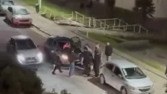 Milagro: un joven fue atropellado tras una pelea callejera y sobrevivió al brutal impacto