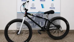 Allanan una casa de la calle 72 y encuentran una bici robada