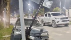 Accidente: un auto se chocó un cartel de señalización