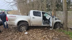 Ruta 88: una Toyota Hilux chocó contra los árboles y su conductor terminó hospitalizado