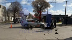 Siniestro vial en 57 y 44: un auto y una moto colisionaron y un conductor fue trasladado