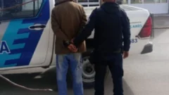 Robó un gazebo en la villa balnearia, lo atraparon a las pocas cuadras y descubrieron que lo buscaba la Justicia