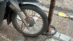 Personal policial frustra robo de una moto: cayó con un cortapernos y herramientas en su mochila