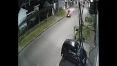 Impactante video: una mujer murió tras despistarse a alta velocidad y chocar contra un comercio
