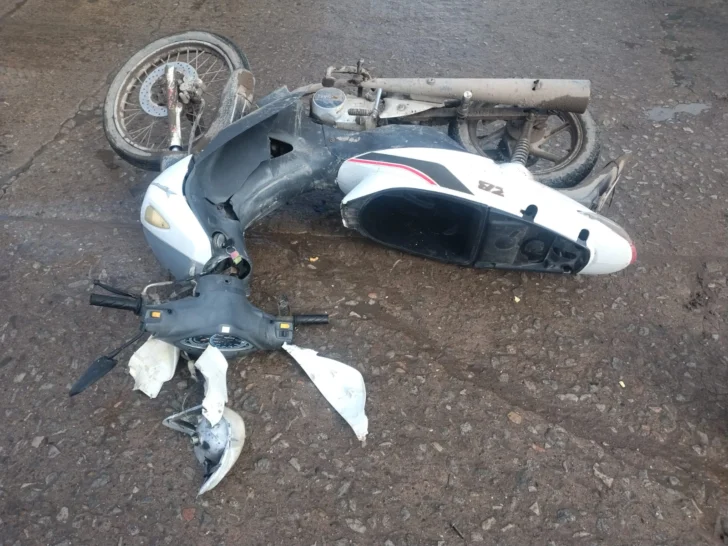 Auto robado chocó con moto