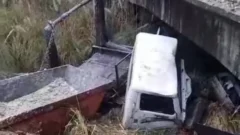 Nuevo accidente en la Ruta 88: un camión cayó desde un puente a un arroyo